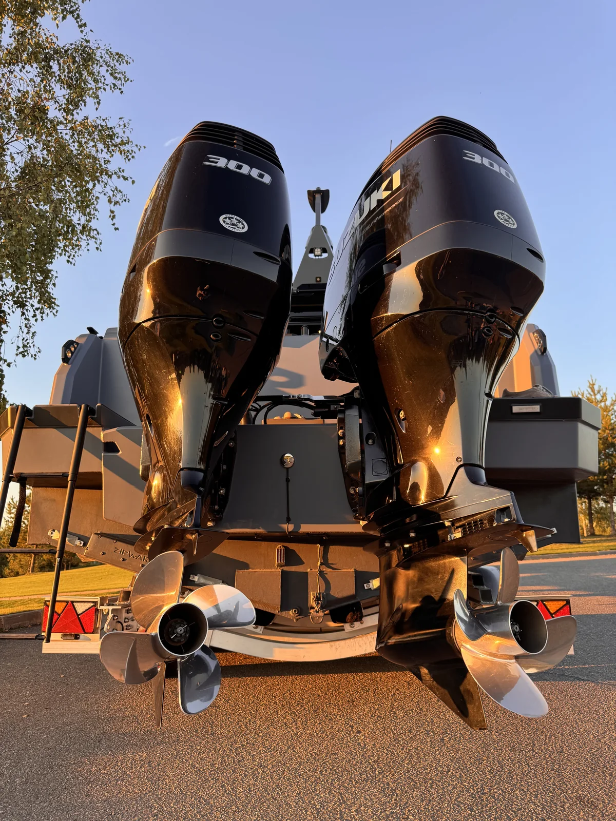 Спаренные моторы Mercury 300 V8 на транце катера, вид снизу