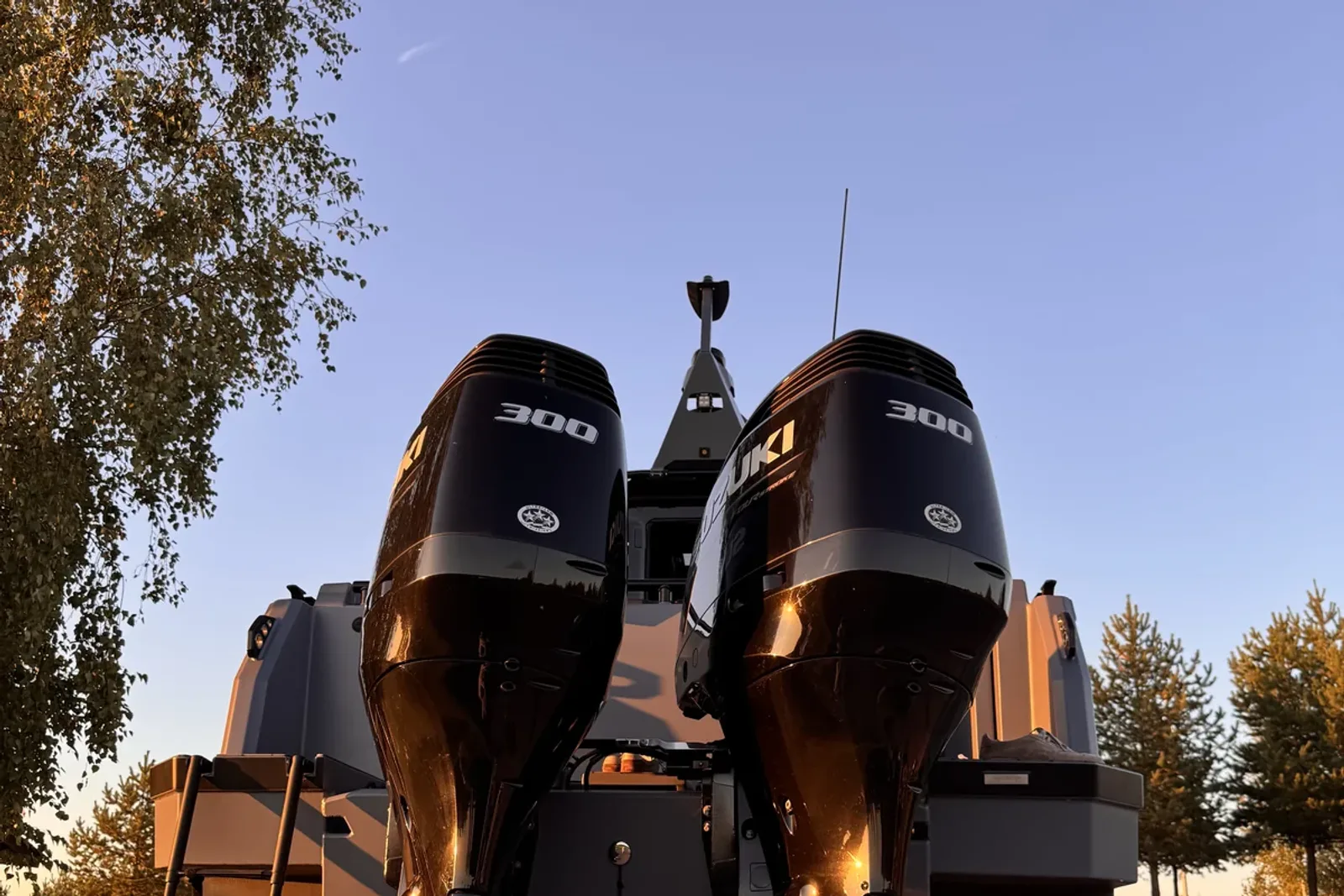 Два мотора Mercury 300 на закате, катер стоит на прицепе